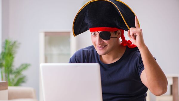Молодой человек в шляпе пирата перед открытым ноутбуком - Sputnik 日本