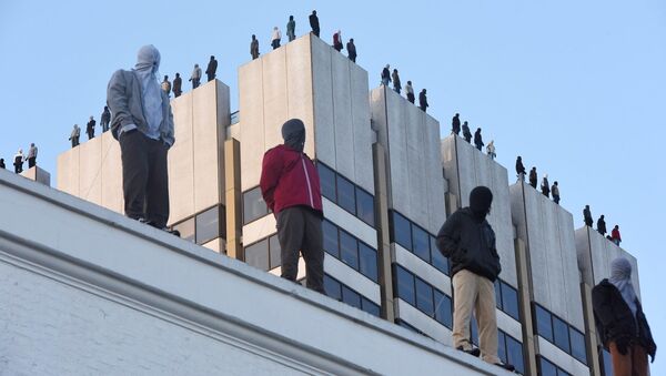 84 скульптуры мужчин, которые будто собираются спрыгнуть с небоскреба в Лондоне - Sputnik 日本