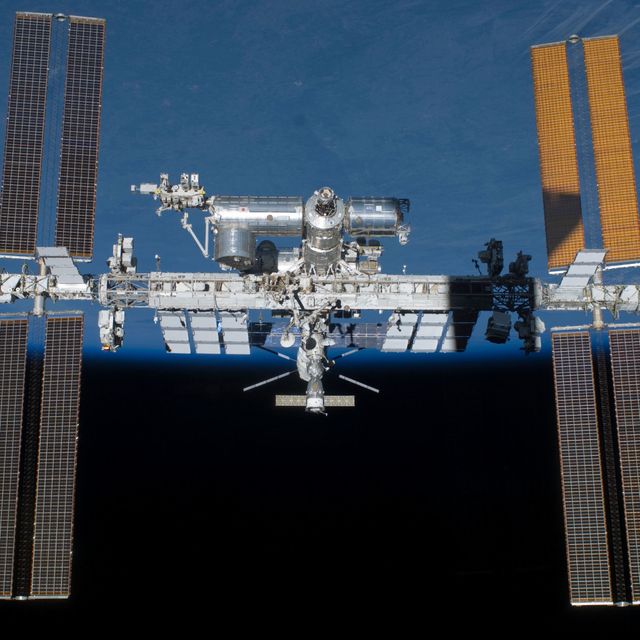 宇宙ゴミとの衝突さけ、国際宇宙ステーションが軌道上昇 - 2021年11月