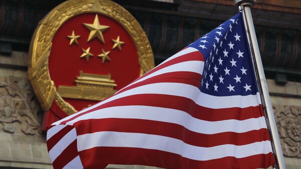 Флаг США на фоне эмблемы Китая в Пекине. Архивное фото - Sputnik 日本