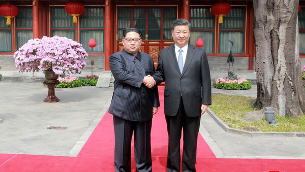 Лидер КНДР Ким Чен Ын и лидер КНР Си Цзиньпин в Пекине - Sputnik 日本