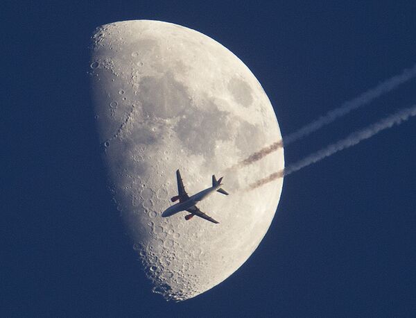 月をバックに飛ぶ飛行機。フランクフルト・アム・マイン、ドイツで - Sputnik 日本