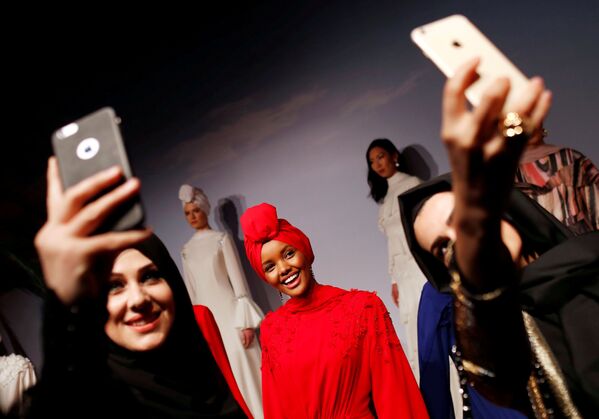 ファッションウィークで有名なモデル、ハリマ・アデンと自撮りする女性たち。イスタンブール・トルコで - Sputnik 日本