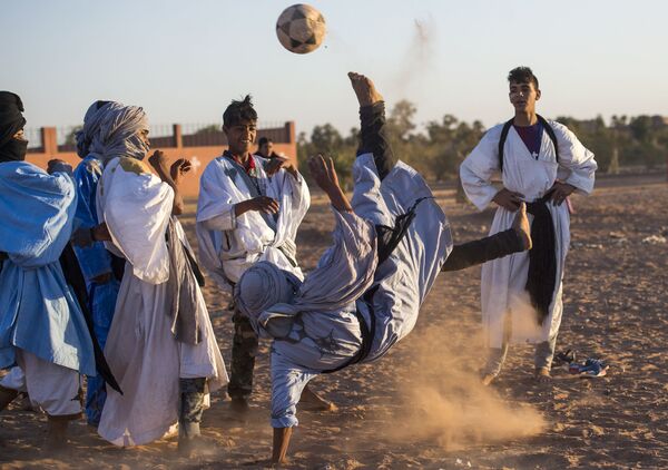 国際遊牧民フェスティバルでサッカーをする青年たち。モロッコのサハラ砂漠で - Sputnik 日本