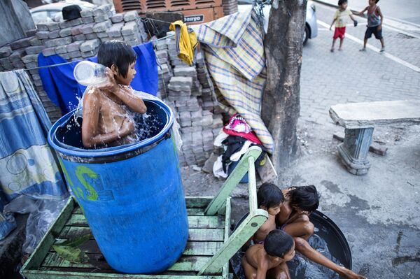 路上で体を洗う子供たち。マニラ・フィリピンで - Sputnik 日本