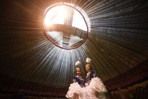 太陽暦の新年の祭日ノウルーズで伝統衣装を着る参加者。モスクワで - Sputnik 日本
