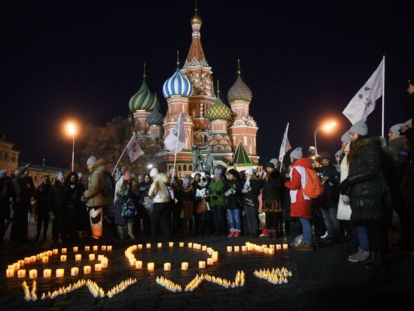 電気を使わないイベント「アース・アワー２０１８」で赤の広場に集まった人びと。モスクワで - Sputnik 日本