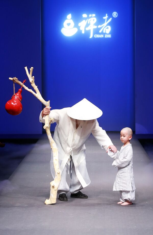 北京での中国ファッションウィークの一環で開かれた、デザイナーのChan Zhe氏のショーでのモデルたち - Sputnik 日本