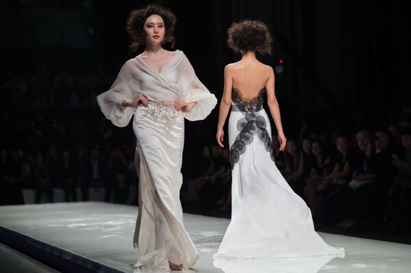 北京での中国ファッションウィークの一環で開かれた、デザイナーのグレイス・チェン氏のショーでのモデルたち - Sputnik 日本