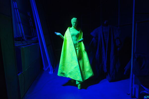 北京での中国ファッションウィークでの、デザイナーのHu Sheguang氏による作品を着たモデル - Sputnik 日本