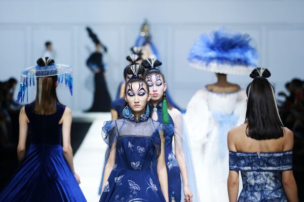 北京での中国ファッションウィークで、Cheng Hao氏の作品を着たモデルたち - Sputnik 日本