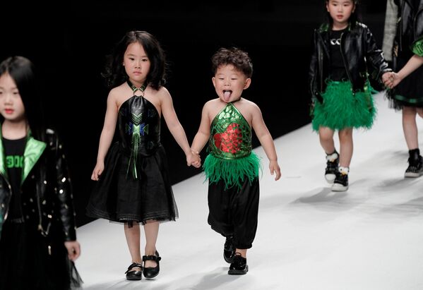 中国の北京でのファッションウィークで、デザイナーのSun Haitao氏のコレクションを紹介するモデルたち - Sputnik 日本