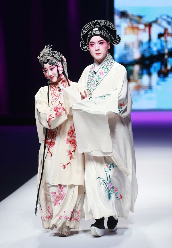 中国の北京でのファッションウィークで、コレクション「Visaya of the South」のショー時に京劇を演じる役者たち - Sputnik 日本