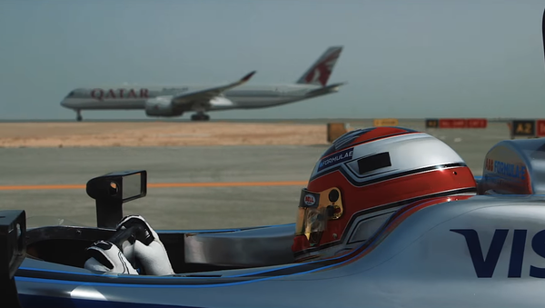 Соревнования гоночного болида Spark SRT_01E с двумя пассажирскими самолетами авиакомпании Qatar Airways - Sputnik 日本