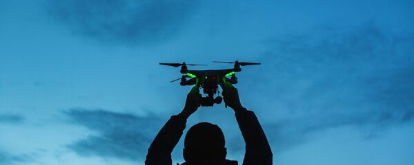 Мужчина запускает квадрокоптер - Sputnik 日本