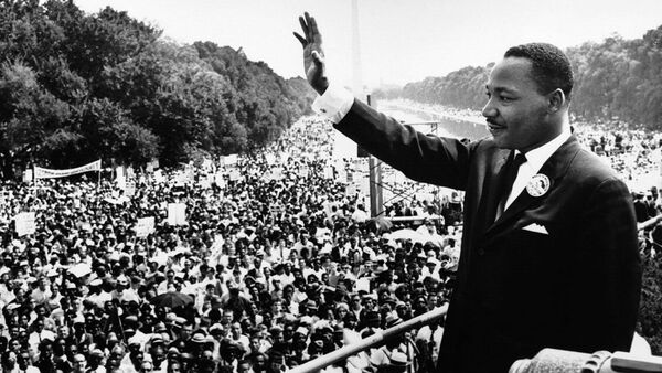 Лидер движения за гражданские права чернокожих в США Мартин Лютер Кинг во время произнесения речи У меня есть мечта на ступенях Мемориала Линкольна во время Марша на Вашингтон за рабочие места и свободу - Sputnik 日本