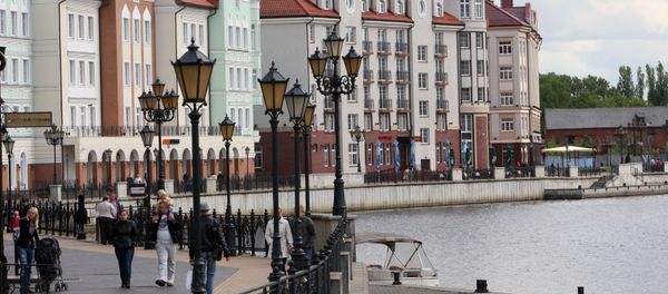 Горожане гуляют по набережной в городском квартале Рыбная деревня в Калининграде Горожане гуляют по набережной в городском квартале Рыбная деревня в Калининграде - Sputnik 日本