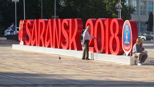 Инсталляция с символикой Чемпионата мира по футболу-2018 на площади Тысячелетия в Саранске - Sputnik 日本