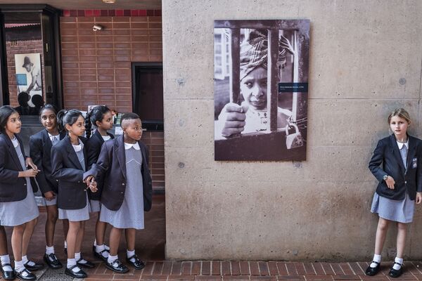 南アフリカ共和国のソウェト、マンデラ元大統領の前妻、ウィニーさん宅前、ウィニーさんのポスターを見つめる少女たち - Sputnik 日本