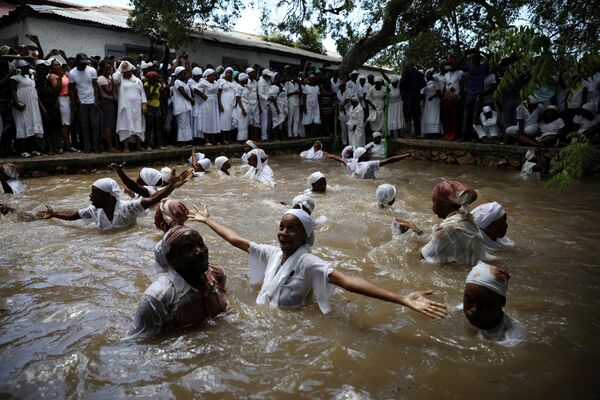 ハイチで、ブードゥー教の行事に関連した祭典中、沐浴する人々 - Sputnik 日本