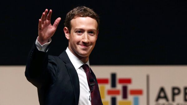 Facebook founder Mark Zuckerberg waves to the audience during a meeting of the APEC (Asia-Pacific Economic Cooperation) Ceo Summit in Lima, Peru, November 19, 2016 - Sputnik 日本