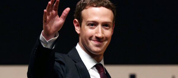 Facebook founder Mark Zuckerberg waves to the audience during a meeting of the APEC (Asia-Pacific Economic Cooperation) Ceo Summit in Lima, Peru, November 19, 2016 Facebook founder Mark Zuckerberg waves to the audience during a meeting of the APEC (Asia-Pacific Economic Cooperation) Ceo Summit in Lima, Peru, November 19, 2016 - Sputnik 日本