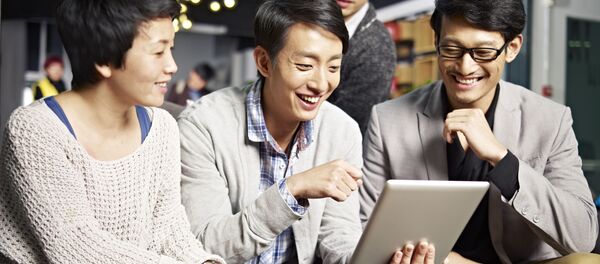 Молодые японцы с планшетом Молодые японцы с планшетом - Sputnik 日本