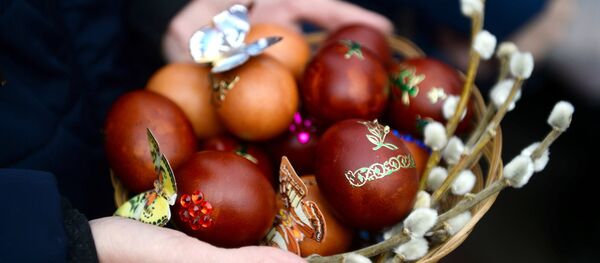 教会でひと晩過ごし、朝から卵バトルを催す 正教徒はいかに復活大祭を祝うか 教会でひと晩過ごし、朝から卵バトルを催す 正教徒はいかに復活大祭を祝うか - Sputnik 日本