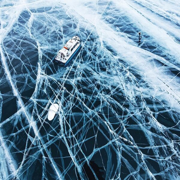 凍結したバイカル湖の上の船 - Sputnik 日本