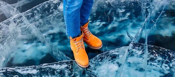 バイカル湖に張った氷が割れてロシア人旅行者が転落 「水浴」の様子を撮影 バイカル湖に張った氷が割れてロシア人旅行者が転落 「水浴」の様子を撮影 - Sputnik 日本