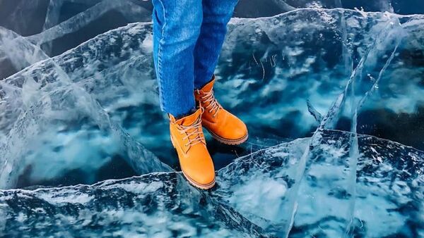 バイカル湖に張った氷が割れてロシア人旅行者が転落　「水浴」の様子を撮影 - Sputnik 日本