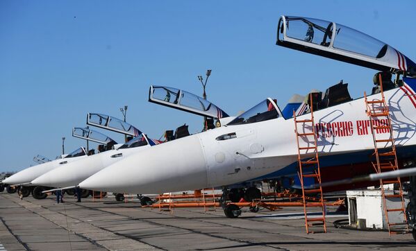 飛行グループ「ルースキエ・ヴィーチャズィ」の多目的戦闘機「スホイ３０ＳＭ」 - Sputnik 日本