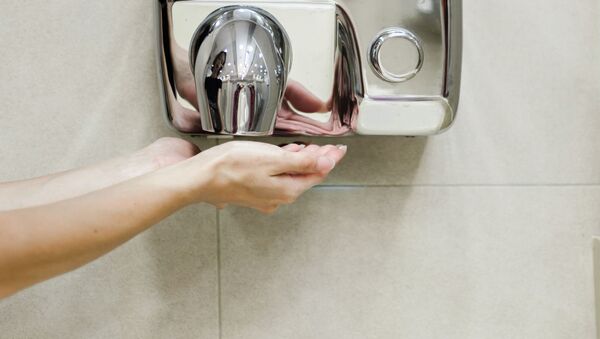 Девушка сушит руки под сушилкой - Sputnik 日本
