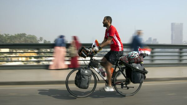 Египетский путешественник Мухаммед Нофаль, отправившийся на велосипеде из Каира в Москву на Чемпионат мира по футболу-2018 - Sputnik 日本