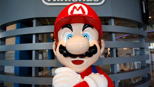 A figure depicting Mario, a character in Nintendo's Mario Bros. video games, is displayed at the company showroom in Tokyo, Japan July 14, 2016. - Sputnik 日本