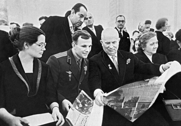 ソビエト連邦共産党中央委員会第一書記ニキータ・フルシチョフとその妻ニーナがクレムリンで、ユーリ・ガガーリンと妻ワレンチナと面会 - Sputnik 日本
