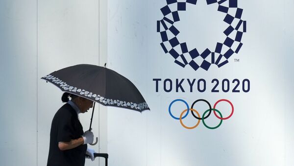 Эмблема Олимпийских и Паралимпийских игр в Токио в 2020 году на строительной площадке в Токио - Sputnik 日本