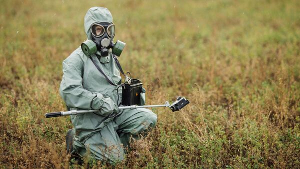 Дозиметрист во время работы на зараженном радиацией участке - Sputnik 日本