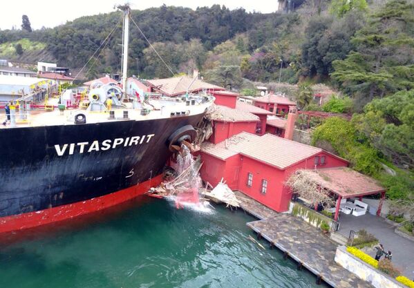 トルコのイスタンブール市で歴史的邸宅に突っ込むタンカー - Sputnik 日本