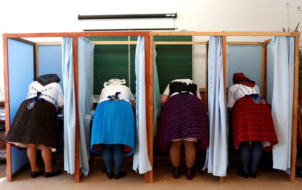 ハンガリー議会選挙で伝統衣装を身にまとい投票用紙に記入する女性たち - Sputnik 日本