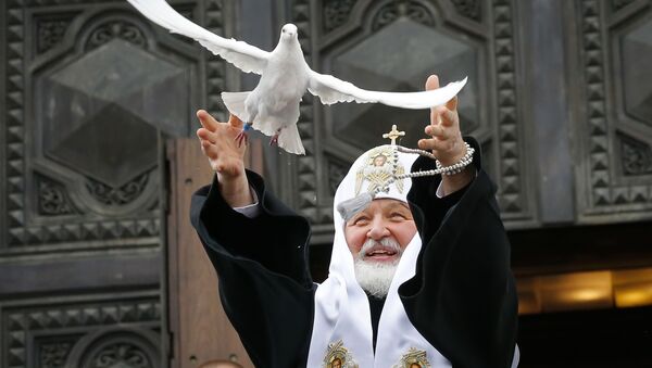 ロシア正教会のモスクワおよび全ルーシの総主教キリルが生神女福音祭に礼拝を行ったあとに鳩を放つ。モスクワ - Sputnik 日本