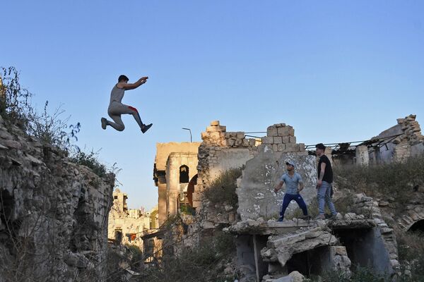 シリアのアレッポ市でパルクールを行う若者 - Sputnik 日本
