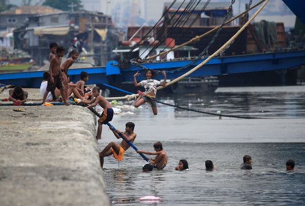 続く猛暑のなか、フィリピン・マニラ湾の汚染された海で泳ぐ子供たち - Sputnik 日本