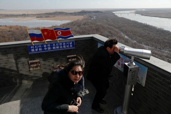 中朝国境で北朝鮮領を観察する観光客たち - Sputnik 日本