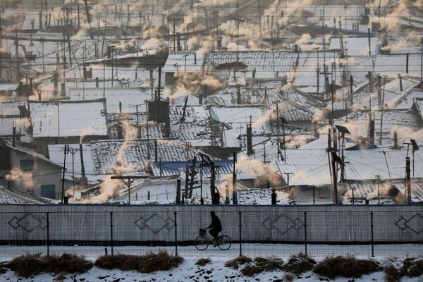 中国との国境近くの北朝鮮領で自転車に乗る男性 - Sputnik 日本
