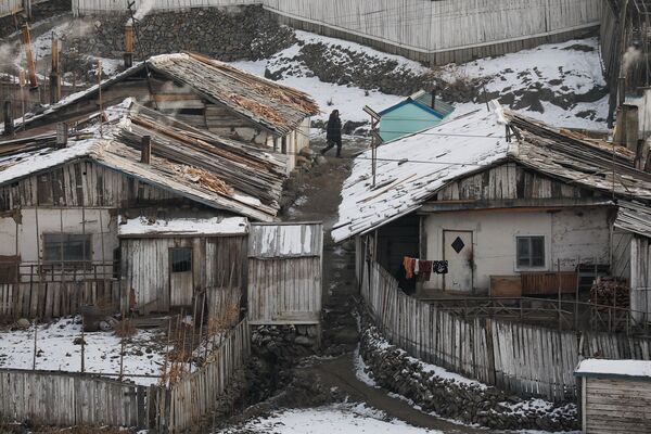 恵山市の家々の間を歩く北朝鮮の女性 - Sputnik 日本