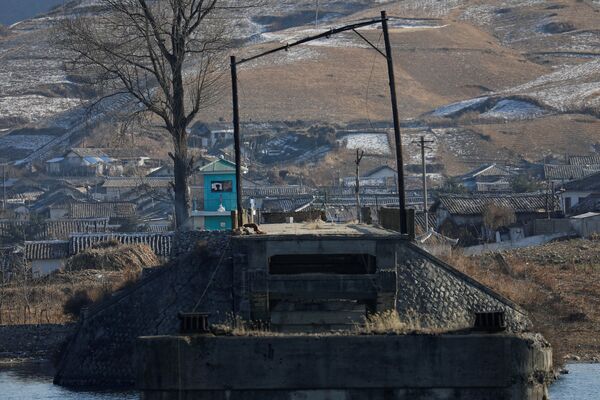 中国側から撮影された北朝鮮の国境警備隊員 - Sputnik 日本