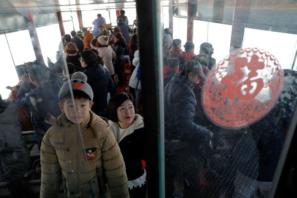 国境の中国側から出発する遊覧船に乗る観光客たち - Sputnik 日本