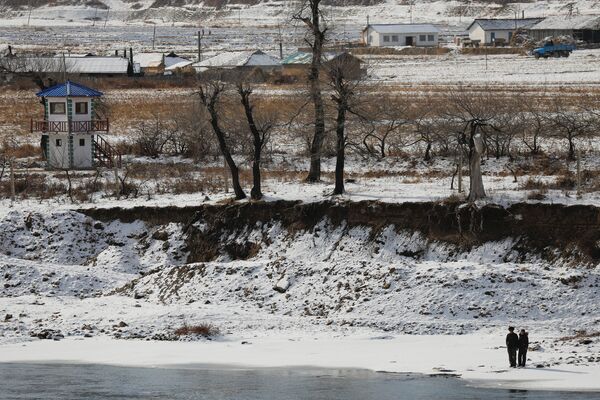 国境の中国側から、凍った鴨緑江で撮影された北朝鮮の人々 - Sputnik 日本