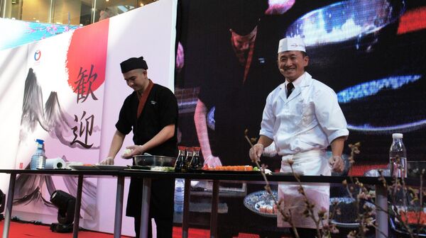 調理実演を行なう「いちばんぼし」の岸本秀樹さん（右）。寿司ロールはモスクワっ子の大好物 - Sputnik 日本